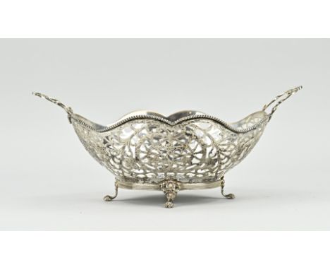Silver bonbon basket, 835/000, oval model with a contoured edge with pearl decoration. The basket is provided with a sawn gri