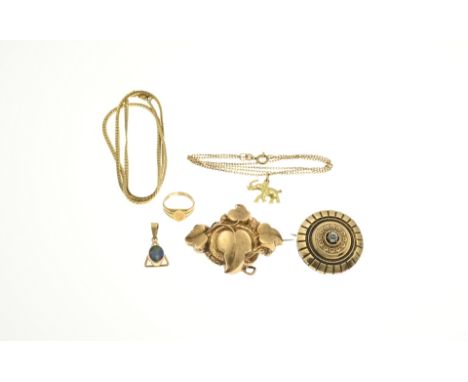 Lot 333/000, with ring, necklaces and pendants and brooches. Shield brooches. Total approx. 27 grams. In good condition.