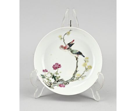 Chinese porcelain ruby back plate with Family Rose decor/garden with bird decor. Dimensions: Ø 13.9 cm. In good condition.