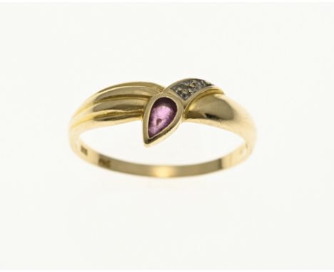 Yellow gold ring, 585/000, with diamond and ruby. Fantasy ring with a worked edge set with a pear-shaped faceted ruby and 2 s