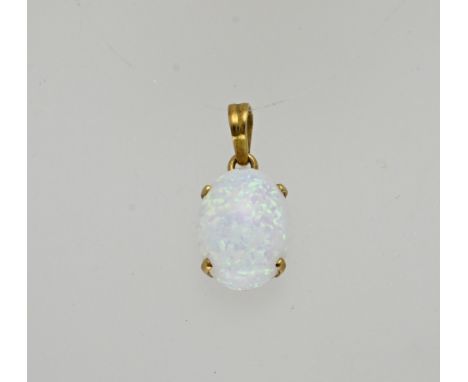 Yellow gold pendant, 750/000, with white opal. Pendant with an oval white opal in a 4-legged chaton. 25x12 mm., including pen