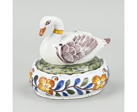 Rare 19th century Delft polychrome faience covered box with swan. Marked BP Floral decor. Dimensions: 12.5 x 12.5 x 9 cm. In 