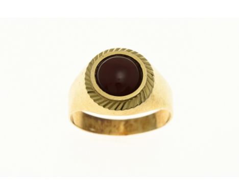 Yellow gold ring, 585/000, with carnelian. Gold cachet ring with a round cut head set with a round cabochon cut carnelian. Wi