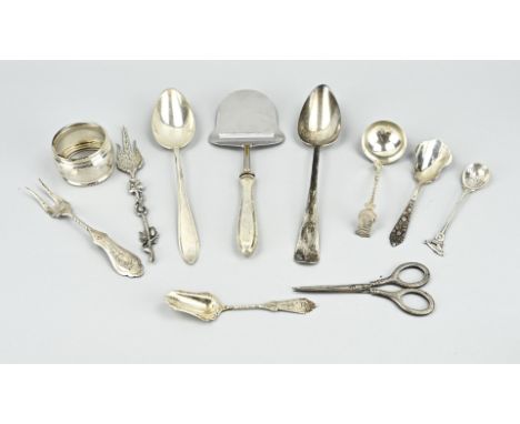 Lot silver with a cheese slicer, model point fillet, spoon point fillet, a spoon with a Haags lofje, a cream spoon, 2 sugar s