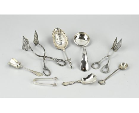 Lot with silver cutlery, with 2 tongs, 800/000, a sugar spoon and a cream spoon, 925/000, and 3 sugar spoons and a sauce ladl