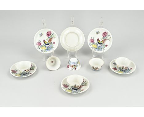 Six antique Chinese porcelain cups + saucers with chicken in garden decor. Size: 6.5 - 11.5 cm. In good condition.