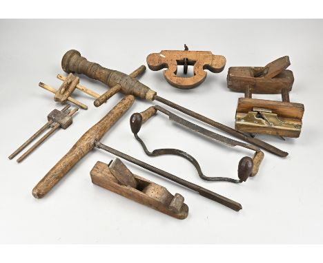 Lot 19th century (carpenter) tools for woodworking. Size: 15 - 78 cm. In good condition.