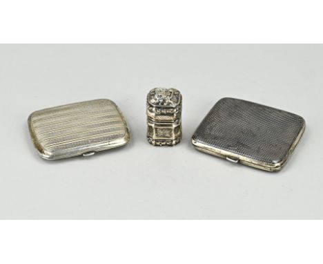 Lot with 3 silver boxes, a rectangular box with checked niello decoration, 9x8x1cm. a rectangular box with line decoration an