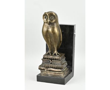 Bronze with marble bookend. Owl sitting on a pile of books. 21st century. Dimensions: 23 x 14 x 14 cm. In good condition.