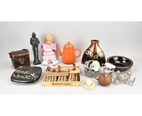 Lot miscellaneous. Old/antique. Including; cigars, doll, ceramics, porcelain, camera, Limoges etc. Size: 6 - 30 cm. In reason