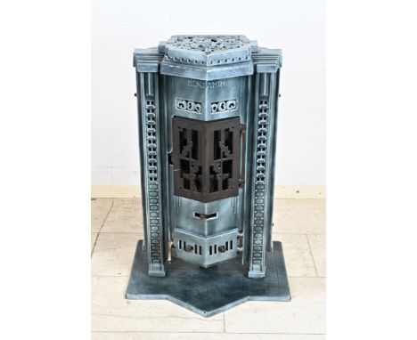 Antique enamelled art deco stove. Brand: Benjamin. Circa 1915. Dimensions: 82 x 44 x 40 cm. In good condition.