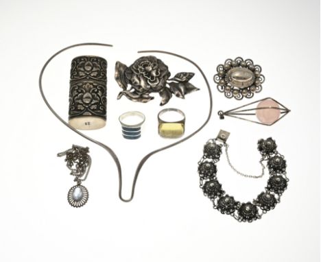 Lot silver with a clasp, rings, bracelet with Zeeland buttons, 2 brooches, 2 pendants and a lighter. Total approx. 132 grams.