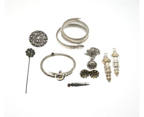 Lot of various jewelry with a clamp bracelet with bracket, cap and whip, a wrap bracelet with snake pattern, plated knitting 