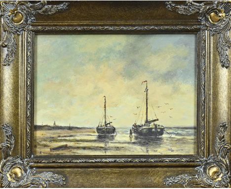 Unclearly signed. 20th century. Bombing boats on the beach. Oil on panel. Dimensions: H 18 x W 24 cm. In good condition.