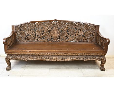 Carved teak bench with tendrils. 20th century. Dimensions: 102 x 190 x 73 cm. In good condition.
