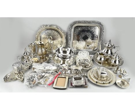 Very large and interesting lot with diverse plated. Various brands. Including; bowls, candlestick, cutlery, coasters. Weight: