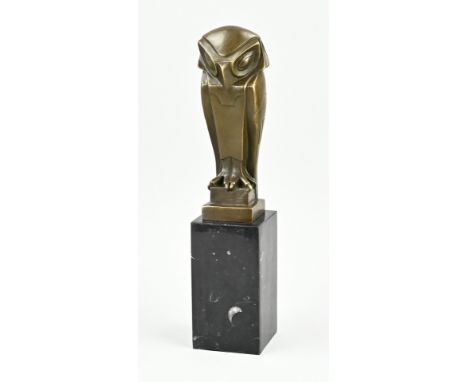 Signed bronze art deco style owl on black marble base. 21st century. Dimensions: H 32.5 cm. In good condition.
