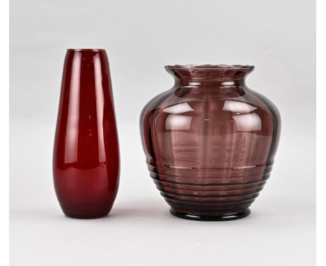 Two antique vases. 1x Ruby red vase, circa 1920, Copier Leerdam? 1x Red vase, circa 1930. Dimensions: H 22 - 24.5 cm. In good