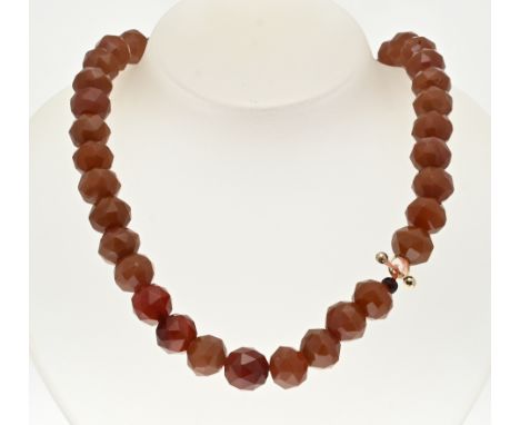 Necklace of faceted carnelian beads, ø 13 mm., attached to a gold capitol stick, 585/000. 45 cm. Re-threading. Otherwise in g