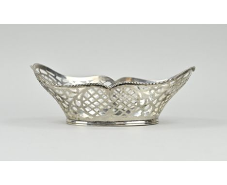 Silver bonbon basket, 835/000, openwork oval basket with sawn pumpkin pattern and a pearl edge. Placed on an oval ring with d