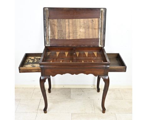 Early 18th century Dutch mahogany gaming table (backgammon), with removable top. Dimensions: 80 x 87 x 54 cm. In reasonable/g
