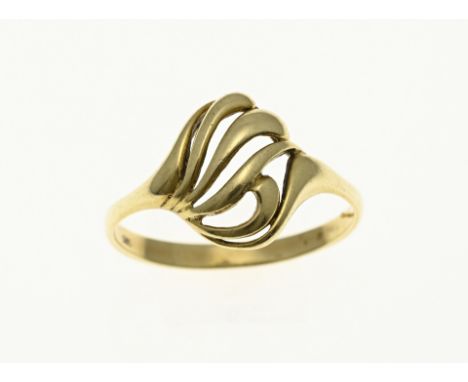 Yellow gold ring, 585/000, with an oval openwork oval head. Width head 12 mm. ø 56. approx. 2.4 grams. In good condition.