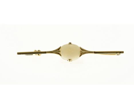 Yellow gold bar brooch, 585/000, with opal. Bar brooch with an oval white opal in the middle. Width 10 mm. length 55 mm. appr