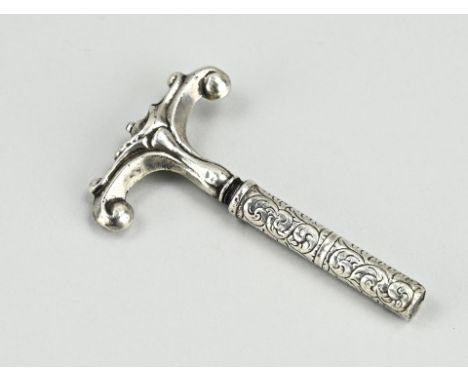 Antique corkscrew, 833/000, with a silver handle, curled model, and provided with a cylindrical sleeve with curl work. 9x5.5c