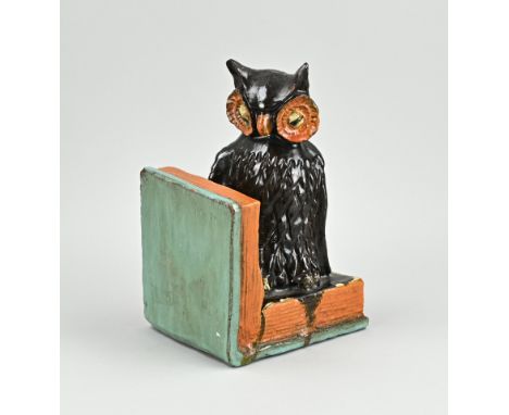 Antique terracotta bookend with owl. Marked BPW 1936. Dimensions: 22 x 14 x 11 cm. In good condition.
