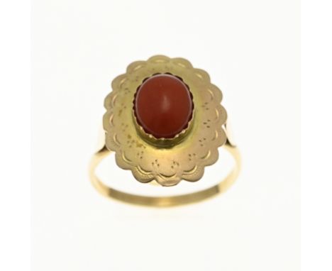Yellow gold ring, 585/000, with coral. Ring with a large oval yellow gold case with scalloped edge and engraving. In the midd
