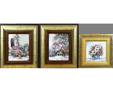 3x Miniature painting. Various. Scenes with flowers. Second half 20th century. Oil on panel. Size: 10 - 13 cm. In good condit