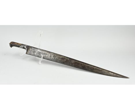 Large 19th century Ottoman dagger with horn handle. Beautiful patina. Dimensions: L 74 cm. In good condition.
