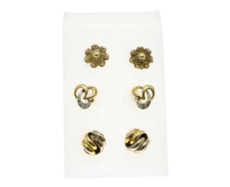 Lot with 3 pairs of gold stud earrings, 585/000, a pair of bicolour stud earrings, button model, a pair of Zeeland buttons, w