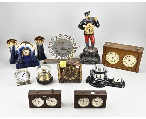 Lot with various old/antique clocks. 20th century. Among other things; ceramic, metal, wood. Art Deco, Black Forest, chess cl