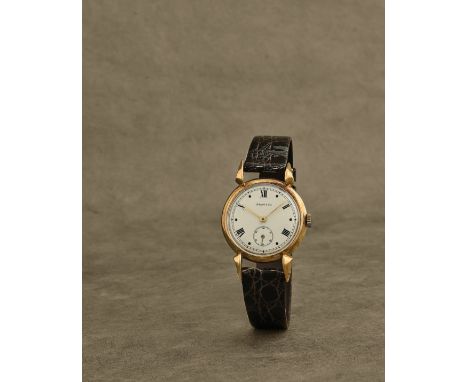 Distribué par Tiffany &amp; Co. Montre bracelet en or jaune 18K (750) avec anses corne de vache mouvement mécaniqueRetailed b