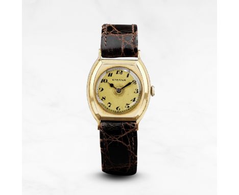 Eterna. Rare montre bracelet en or jaune 14K (585) de forme tonneau mouvement mécaniqueEterna. An unusual 14K gold manual win