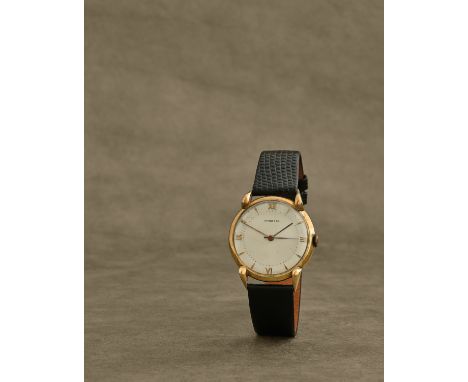Distribué par Tiffany &amp; Co. Montre bracelet en or jaune 18K (750) avec anses corne de vache mouvement mécaniqueRetailed b