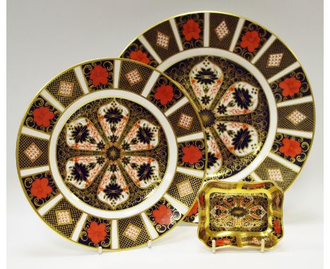 Royal Crown Derby 1128 - dinner plate, 27cm diameter; a dessert plate 21.5cm diameter; a trinket dish. (3)