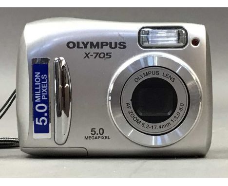 GROUP OF VINTAGE CAMERAS,along with photographic accessories 