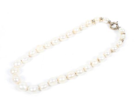 A modern cultured freshwater-pearl single row necklace. The 30 graduated baroque-shaped pearls knotted with six small yellow-