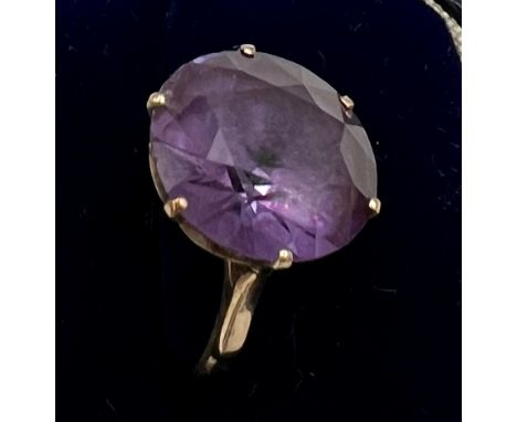A nine carat gold ring set with amethyst. Size K. Weight 4.7gm. 