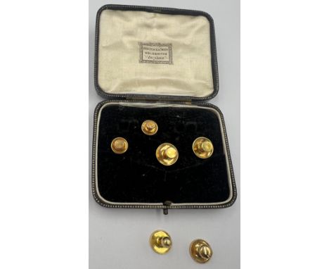 Four 9 carat gold collar studs and two rolled gold studs in a vintage jewellers box. Total weight of gold studs 3.2gm. 