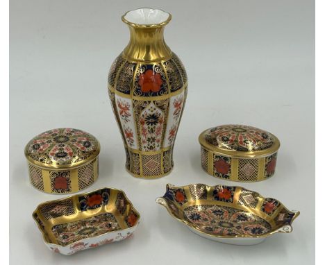 A collection of Royal Crown Derby 1128 Old Imari pattern with solid gold bands to include a vase 18cm h, a round lidded trink