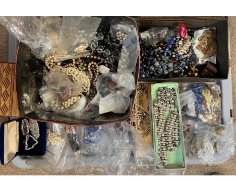 Vintage costume jewellery to include glass beads, diamanté, small doll etc. 