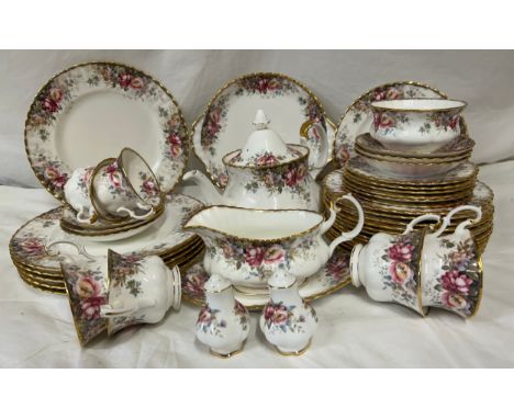 Royal Albert in the Autumn Roses pattern comprising 6 x dinner plates 26cm d, 13 x medium plates 21cm d, cake plate 23cm d, 6