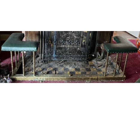 A vintage extending brass club fender. 139cm x 42cm (interior) x 41cm h. 