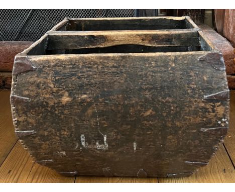 A vintage wooden carrying box. 31cm x 31cm x 24cm h. 
