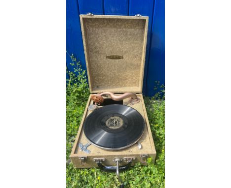 A vintage Wondertone gramophone complete with Al Jolson record. 39cm x 30cm x 16cm. 