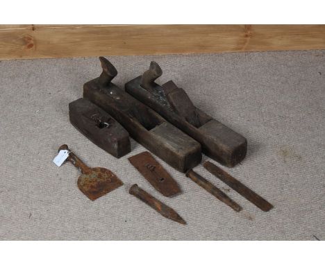 Collection of tools, to include woodworking planes and metal bolsters (qty)