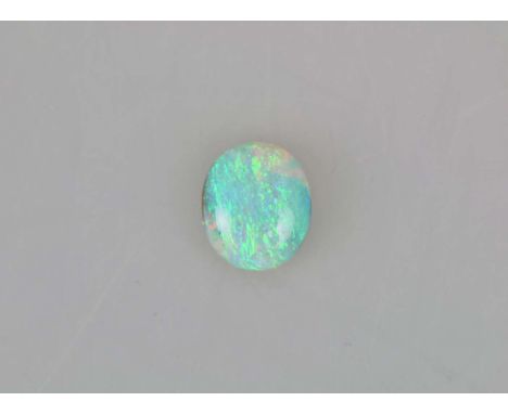 Opal im Cabochon-Schliff, Maße (LxBxH): ca. 14,6 x 12,3 x 7,2 mm, ovale Form, schillerndes Farbspiel in Blau und Grün mit lei